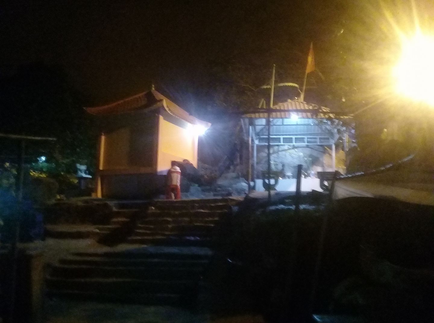 ngoi chua tren nui cam